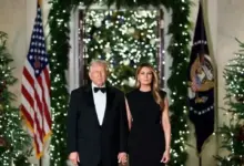 Foto Natal Trump dan Melania Tampil Serius dengan Busana Gelap, Bikin Publik Penasaran