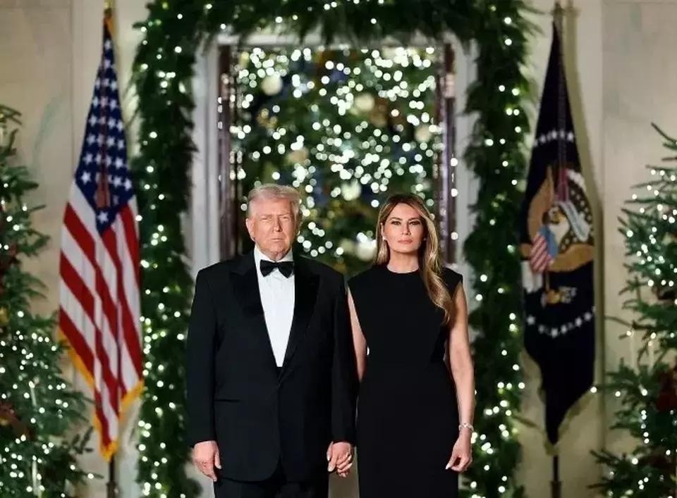 Foto Natal Trump dan Melania Tampil Serius dengan Busana Gelap, Bikin Publik Penasaran