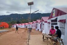 Infrastruktur Lumpuh Akibat Banjir Bandang, Pengungsi Tapanuli Andalkan Lampu Surya untuk Penerangan