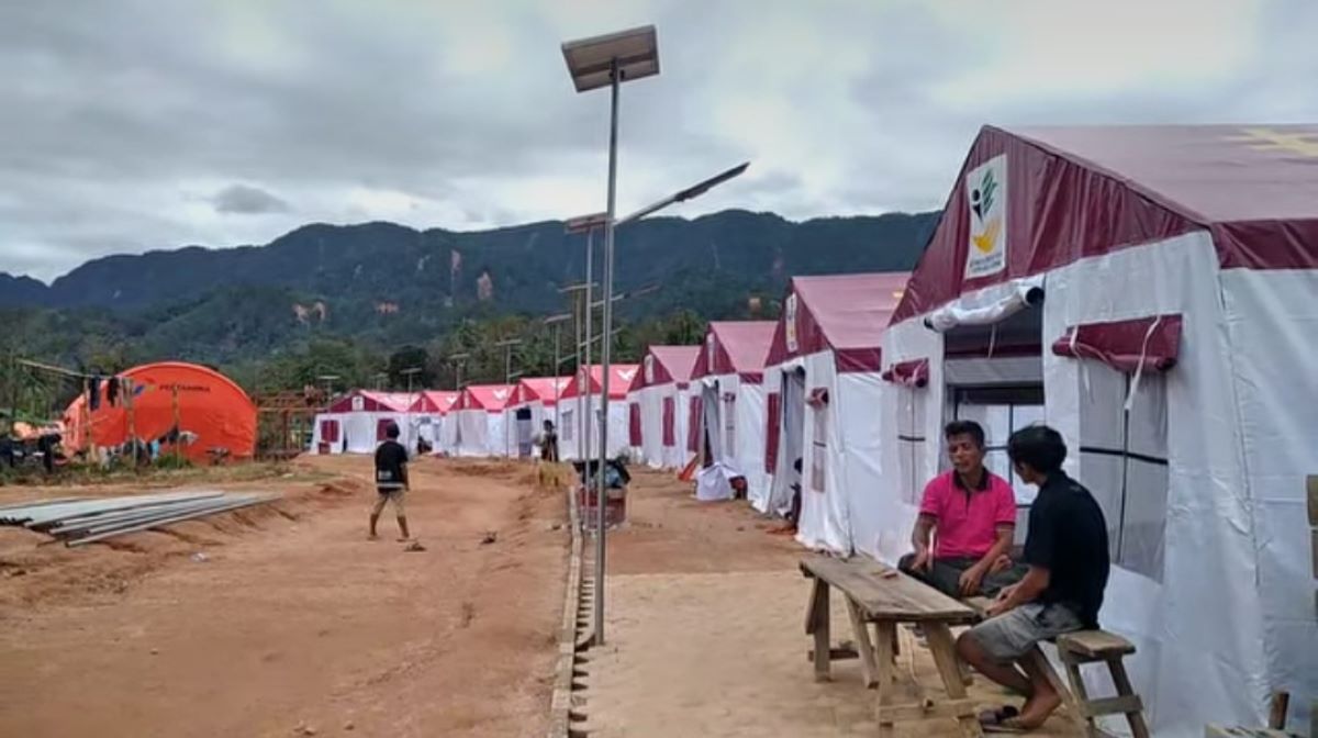 Infrastruktur Lumpuh Akibat Banjir Bandang, Pengungsi Tapanuli Andalkan Lampu Surya untuk Penerangan