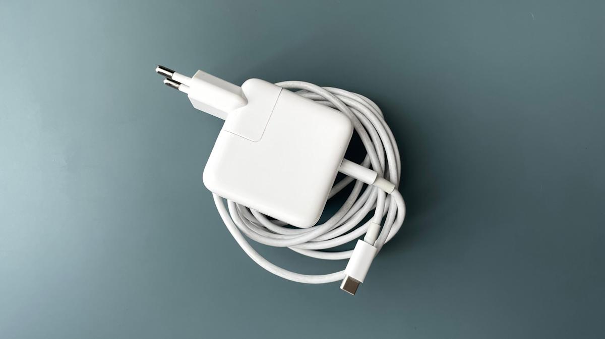 Ini Cara Memastikan Charger Laptop USB-C Kamu Bisa Isi Daya Ponsel dengan Cepat dan Aman