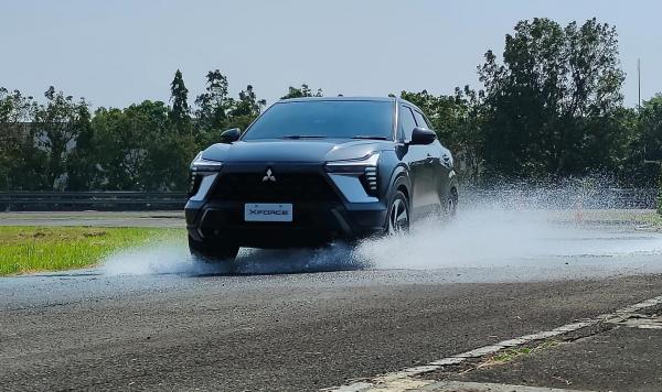 Jalan Licin, Ini Mode Berkendara Mitsubishi Xforce yang Disarankan demi Keamanan Maksimal