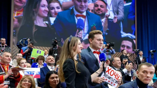 Jurnalis Rusia Melamar Pasangan di Hadapan Presiden Saat Konferensi Pers Tahunan