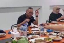 Kontroversi Zulkifli Hasan Santap Sate dan Cerutu Saat Kunjungan Bencana Aceh