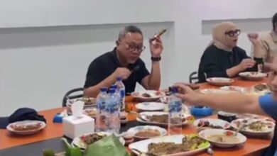 Kontroversi Zulkifli Hasan Santap Sate dan Cerutu Saat Kunjungan Bencana Aceh