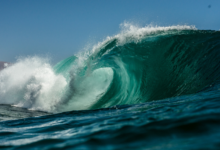 Mengenal Gelombang Swell: Bahaya Tersembunyi yang Bisa Picu Bencana Laut Serius
