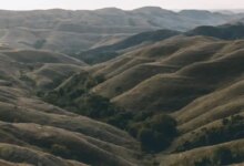 Menikmati Keindahan Warna-warni Alam dari Bukit Pelangi yang Eksotis di Sumba