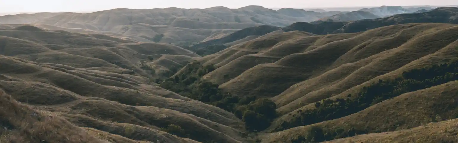 Menikmati Keindahan Warna-warni Alam dari Bukit Pelangi yang Eksotis di Sumba