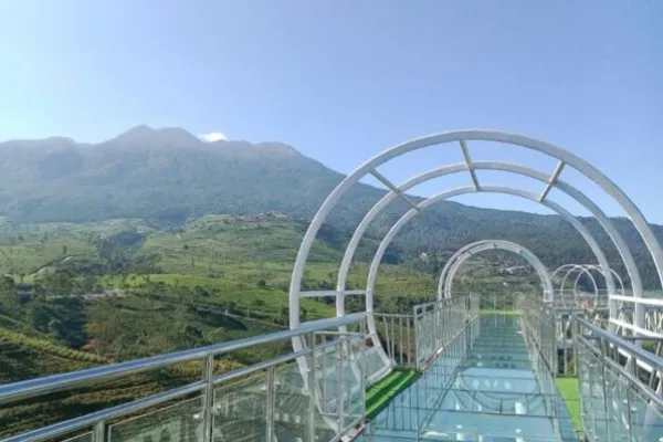 Menikmati Sensasi Berjalan di Jembatan Kaca Terpanjang Jawa Tengah, Kemuning Sky Hills
