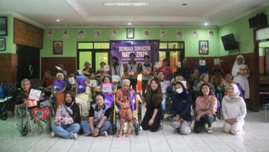 Meriahkan Natal dengan Membangun Kedekatan Emosional bersama Lansia di Panti Jompo