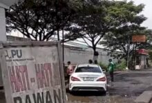 Mobil Mewah Alami Insiden Tersangkut di Jalanan Dekat Rumah Sakit Sultan Agung