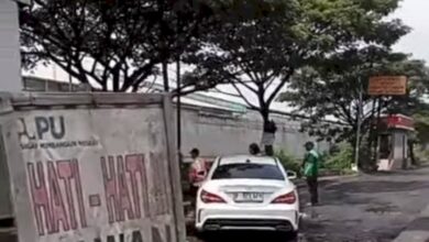Mobil Mewah Alami Insiden Tersangkut di Jalanan Dekat Rumah Sakit Sultan Agung