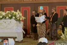 Momen Hangat Raja Solo PB XIV Purboyo Peluk PB XIV Hangabehi Jadi Sorotan Publik