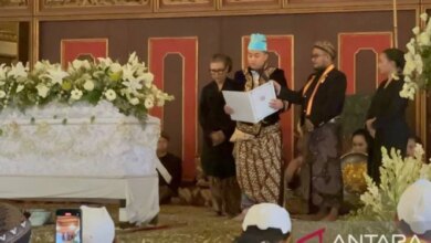 Momen Hangat Raja Solo PB XIV Purboyo Peluk PB XIV Hangabehi Jadi Sorotan Publik