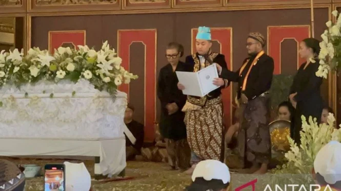 Momen Hangat Raja Solo PB XIV Purboyo Peluk PB XIV Hangabehi Jadi Sorotan Publik