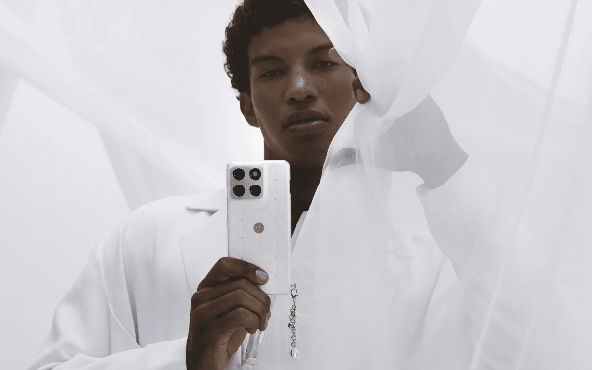 Motorola Edge 70 Edisi Spesial Rilis dengan Finishing Swarovski dan Warna Cloud Dancer