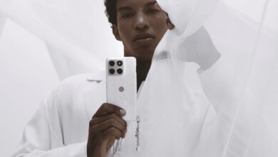 Motorola Edge 70 Hadir dengan Warna Pantone 2026 dan Hiasan Kristal Swarovski terbaru