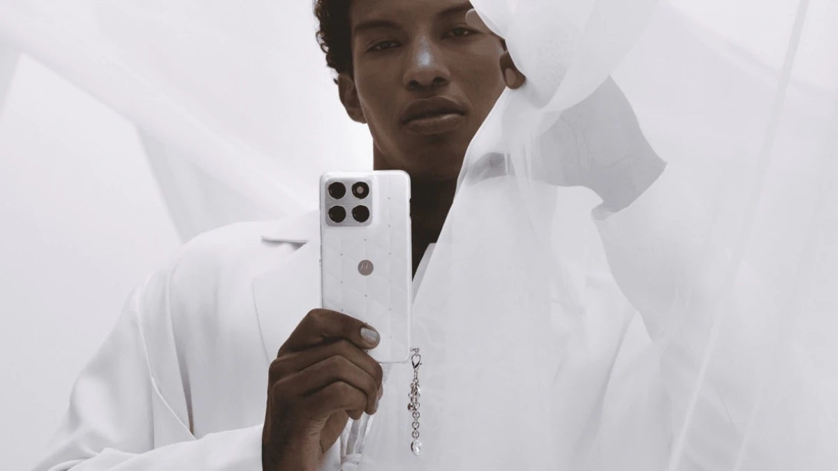 Motorola Edge 70 Hadir dengan Warna Pantone 2026 dan Hiasan Kristal Swarovski terbaru