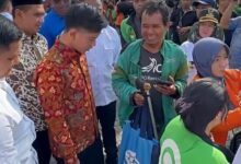 Ojol Bawa Tongkat saat Antar, Gibran Langsung Cek Keamanan di Semarang