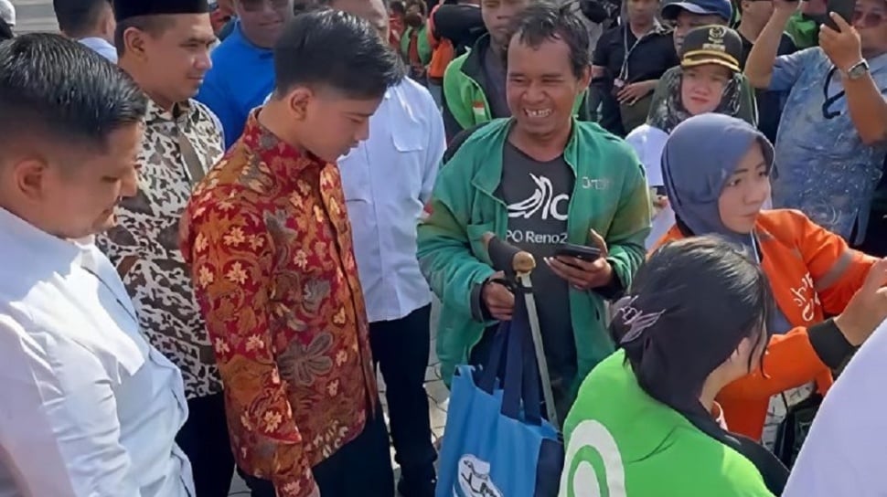 Ojol Bawa Tongkat saat Antar, Gibran Langsung Cek Keamanan di Semarang