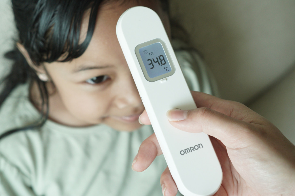Omron MC-F300: Termometer Dahi Tanpa Kontak untuk Pantau Kesehatan Praktis dan Akurat