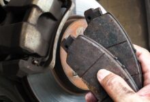 Perbandingan Keunggulan dan Kekurangan Kampas Rem Keramik vs Semi-Metalik untuk Mobil Anda