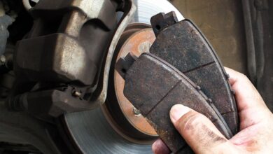 Perbandingan Keunggulan dan Kekurangan Kampas Rem Keramik vs Semi-Metalik untuk Mobil Anda