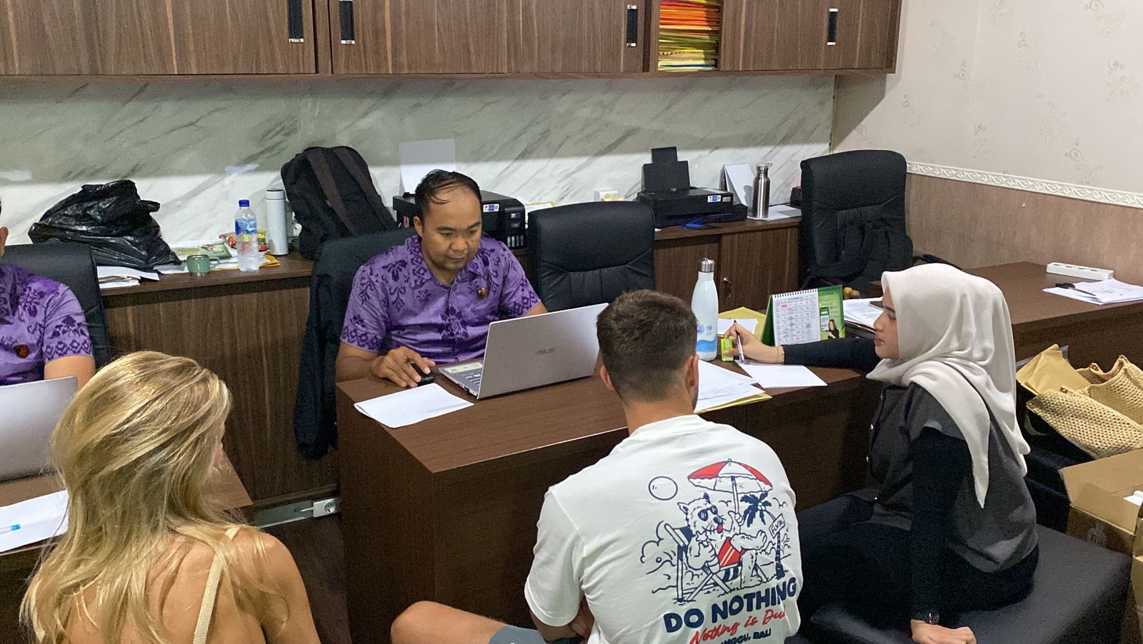 Polres Badung Lepas Aktor Konten Asusila Bonnie Blue Cs, Dinilai Tak Cukup Bukti