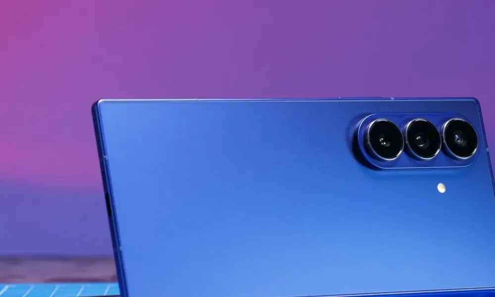 Ponsel Lipat vs Kamera Flagship: Dilema Utama Pasar High-End 2025 yang Perlu Diketahui