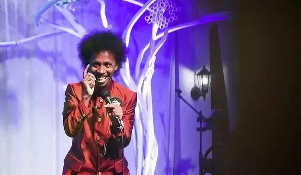 Raim Laode Banjir Pujian Setelah Hentikan Lagu Saat Azan Magrib Berkumandang