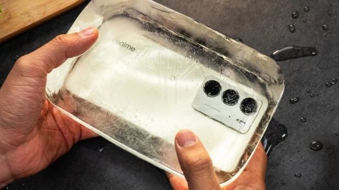 Realme C75 Dibekukan dalam Es, Masih Hidup! Ini Fakta Garansi Anti Air yang Perlu Anda Tahu