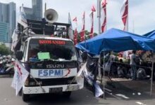 Ribuan Pegawai Pakerin Geruduk Grahadi Desak Pembayaran Gaji yang Terlambat Segera Dibayar!