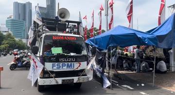 Ribuan Pegawai Pakerin Geruduk Grahadi Desak Pembayaran Gaji yang Terlambat Segera Dibayar!