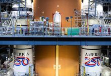 Roket Misi Bulan Artemis 2 Tampil Menarik dengan Cat Khusus Bertema Masa Depan Antariksa