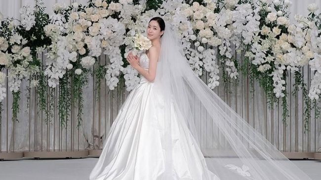 Romantis dan Penuh Suka Cita, Intip Deretan Potret Pernikahan Hahm Eun Jung yang Memukau