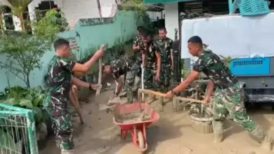 TNI Turun Tangan Bersihkan Lumpur Akibat Banjir, Akses Maninjau ke Lubuk Basung Kembali Lancar