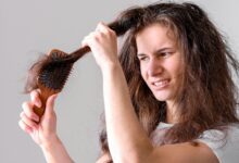 Tips Efektif Merawat Rambut Kering dan Rusak Supaya Tampak Lebih Lembap dan Sehat