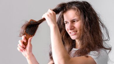 Tips Efektif Merawat Rambut Kering dan Rusak Supaya Tampak Lebih Lembap dan Sehat