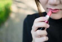 Tips Memilih Lipstik yang Cocok untuk Bibir Kering agar Tetap Lembap dan Nyaman Dipakai