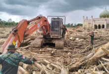 UPT Kemenhut Kerahkan Alat Berat Percepat Penanganan Dampak Banjir di Sumatra