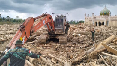UPT Kemenhut Kerahkan Alat Berat Percepat Penanganan Dampak Banjir di Sumatra