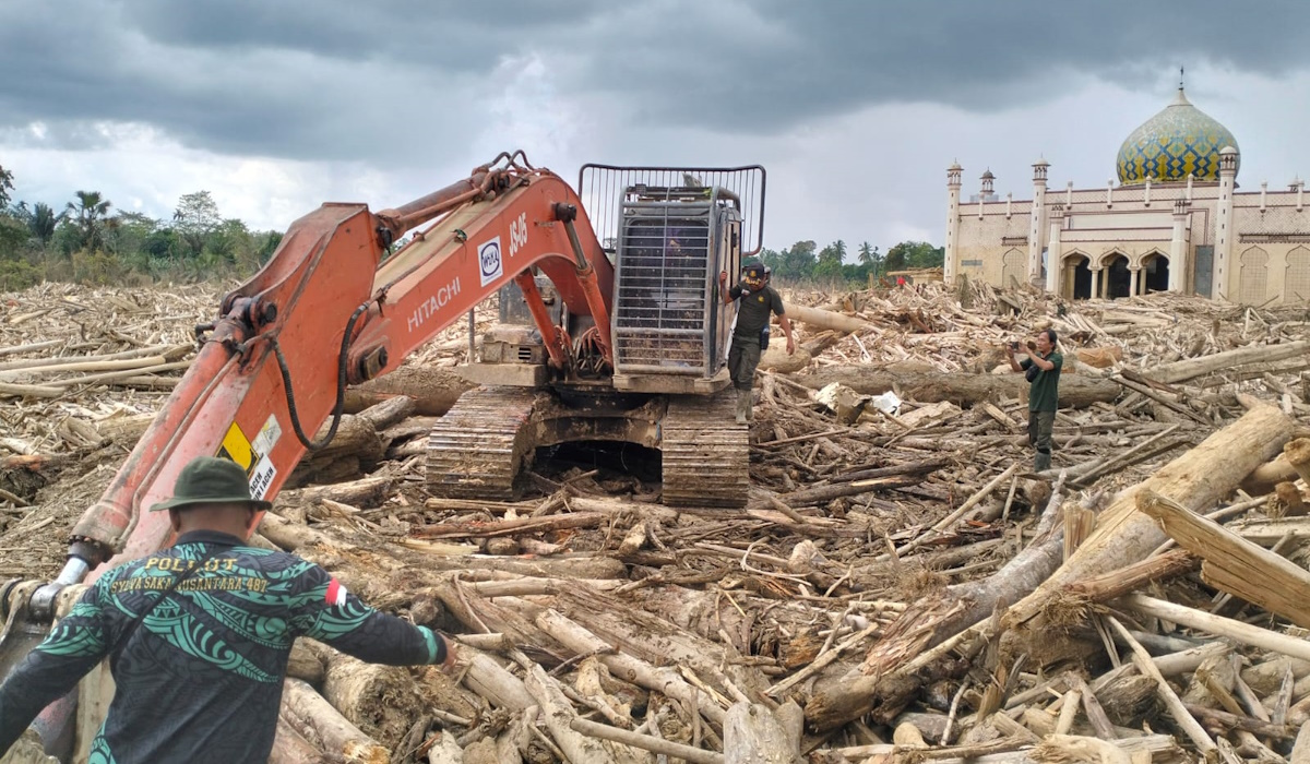 UPT Kemenhut Kerahkan Alat Berat Percepat Penanganan Dampak Banjir di Sumatra