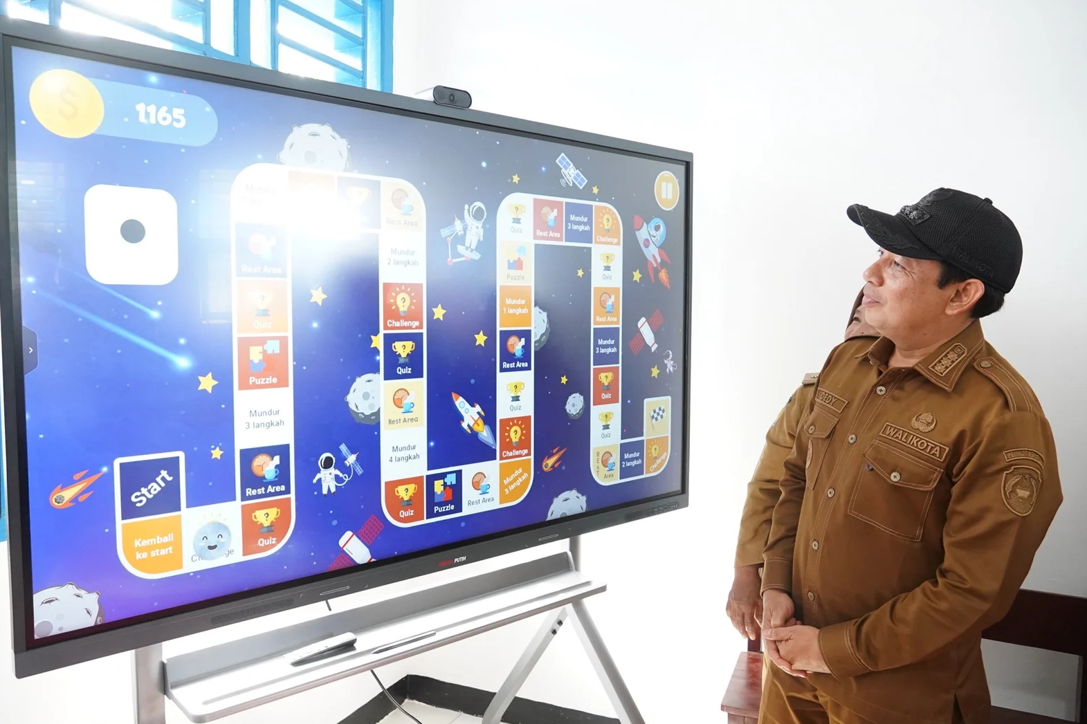 Walikota Bengkulu Pastikan Revitalisasi Sekolah dan Penggunaan Smart TV Berjalan Optimal
