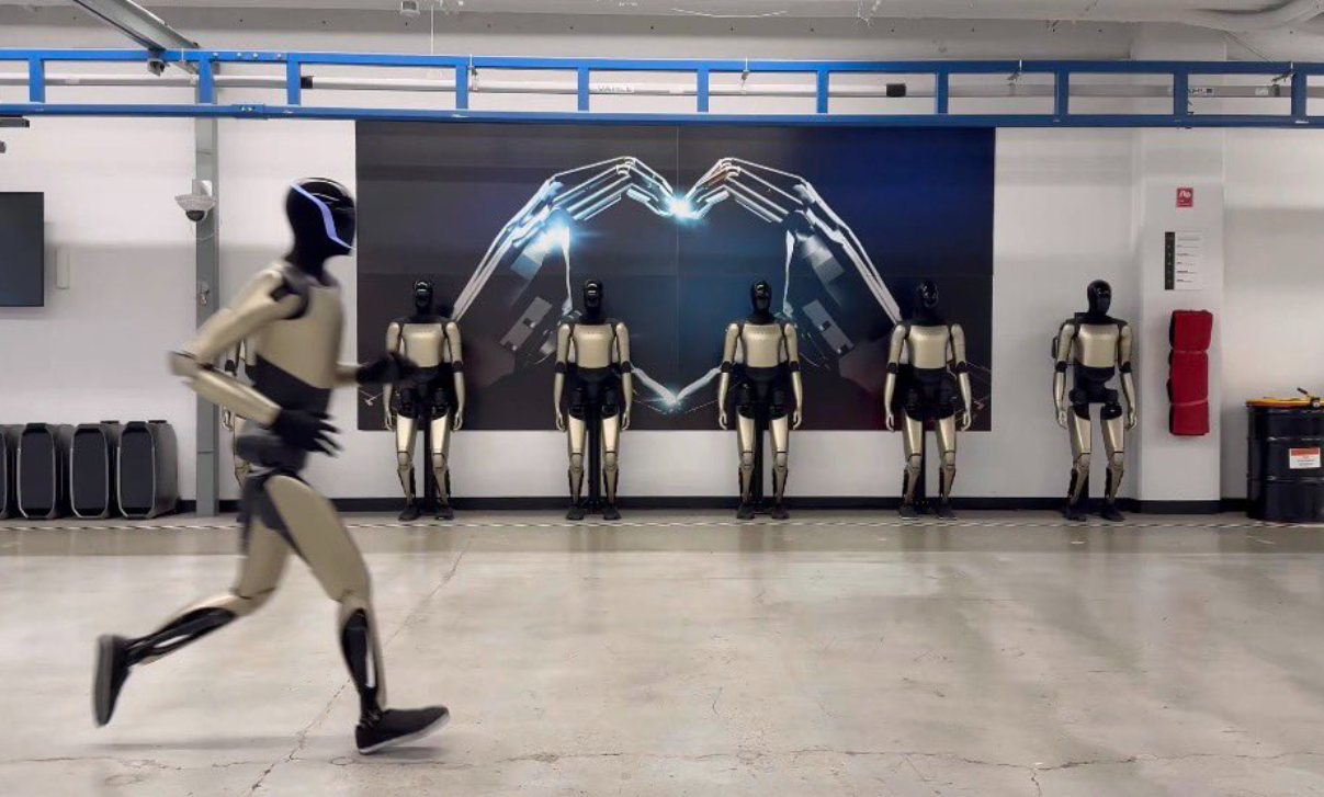 XPeng Perkenalkan Robot Humanoid Canggih, Tesla Tampilkan Robot Berlari di Laboratorium