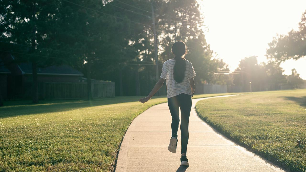 10 Rekomendasi Sepatu Walking Lokal Terbaik 2026, Nyaman & Keren di Bawah 1 Juta!