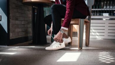 9 Cara Mudah Memasang Tali Sepatu Sneakers Gaya Korea, Anti Ribet dan Stylish!