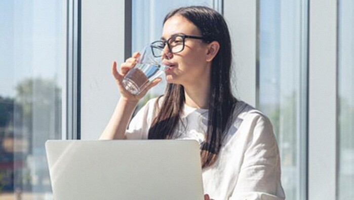 9 Tanda Dehidrasi Ringan yang Sering Tak Disadari & Cara Mengatasinya dengan Cepat