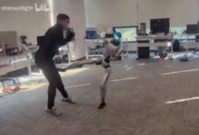 Aksi Robot Humanoid Viral: Salah Tendang Instruktur, Lalu Ikut "Meringis" Lucu