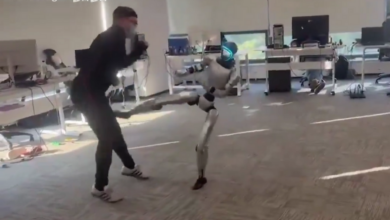 Aksi Robot Humanoid Viral: Salah Tendang Instruktur, Lalu Ikut "Meringis" Lucu