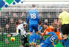 Bek Newcastle Alami Cedera Pergelangan Kaki Serius, Absen Lama di Liga Premier